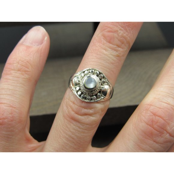 Size 5.5 Sterling Silver Orb Pattern White Shell Dainty Band Ring - Picture 2 of 7